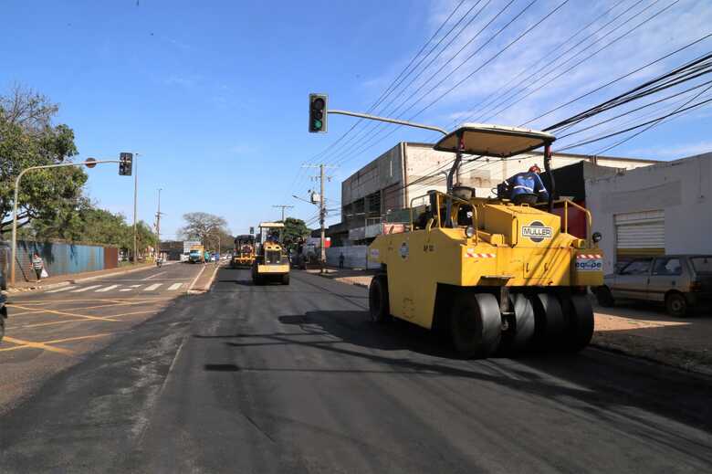 Avenida está recebendo asfalto novo