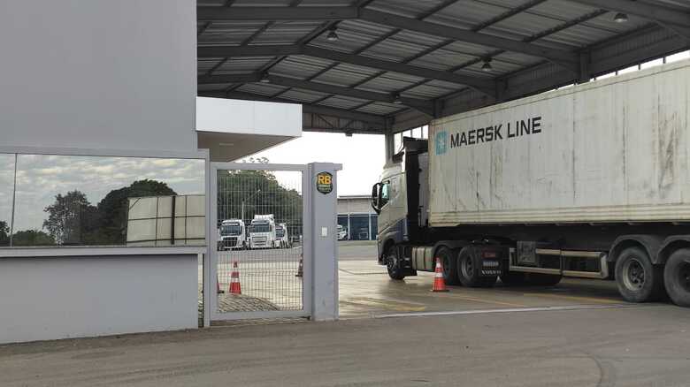 Entrada de caminhões está proibida no local