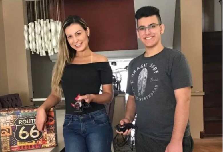Andressa Urach ao lado do filho, Arthur. 