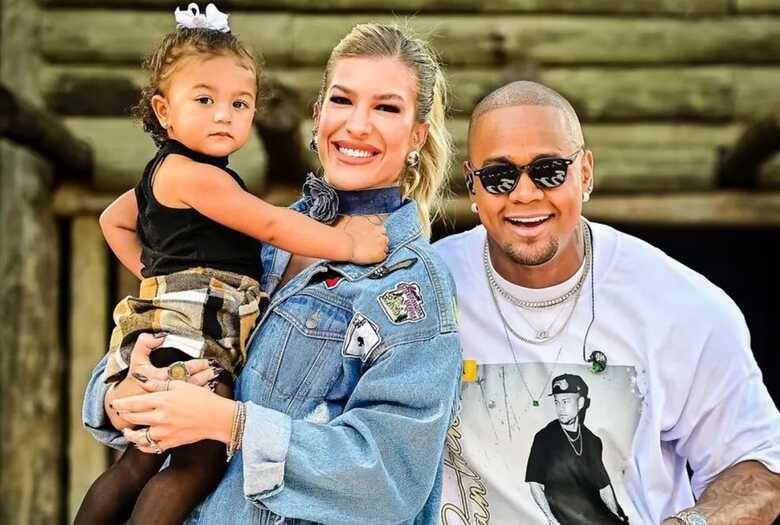 Léo Santana ao lado da esposa Lore Improta e a filha do casal Liz