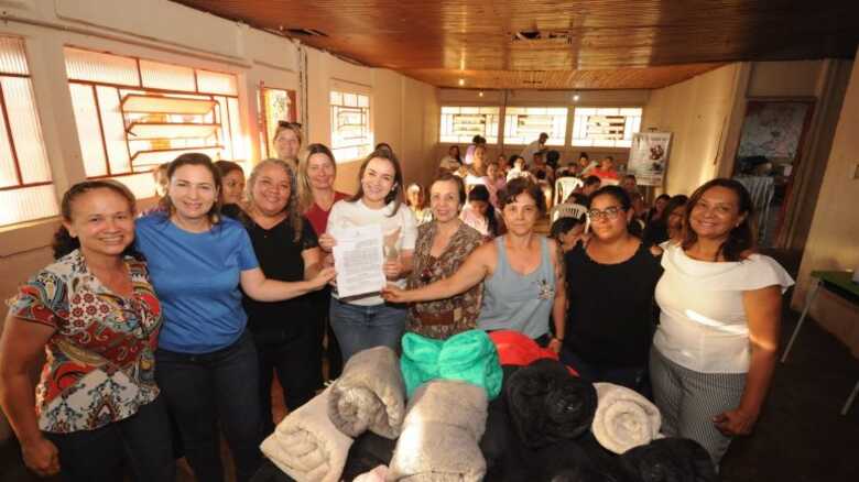 Prefeita Adriane Lopes junto as participantes da Associa&ccedil;&atilde;o