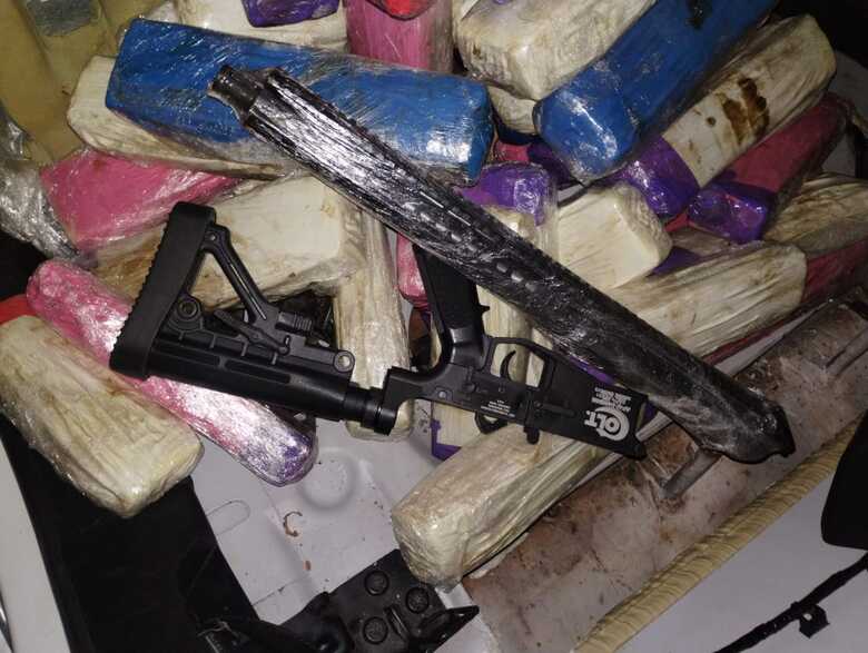 A PRF encontrou 59 tabletes de maconha, e um fuzil marca, Colt R10, com 02 carregadores