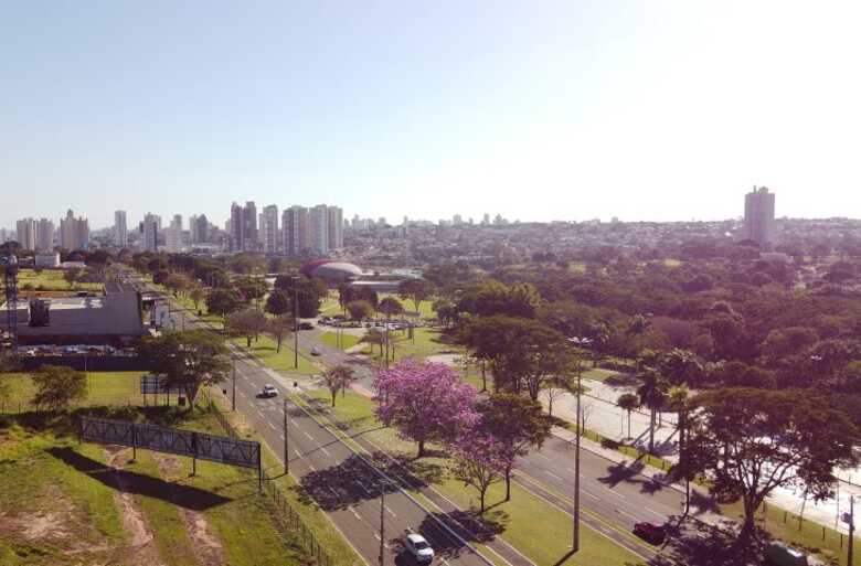 Tempo seco e aberto predominam em Campo Grande