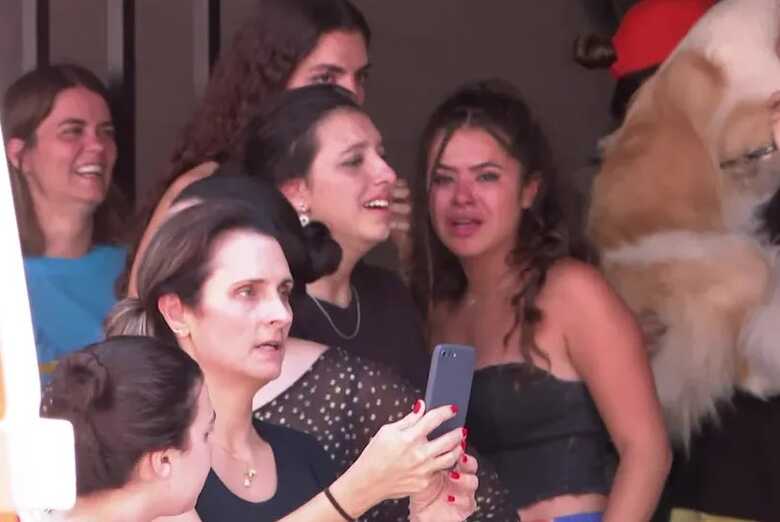 Maísa Silva chora após incêndio em apartamento no Recife