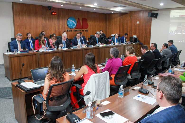 A sessão foi acompanhada do juiz auxiliar da presidência Renato Antonio de Liberali e da diretora da STI do TJMS, Liriane Aparecida da Silva Nogueira