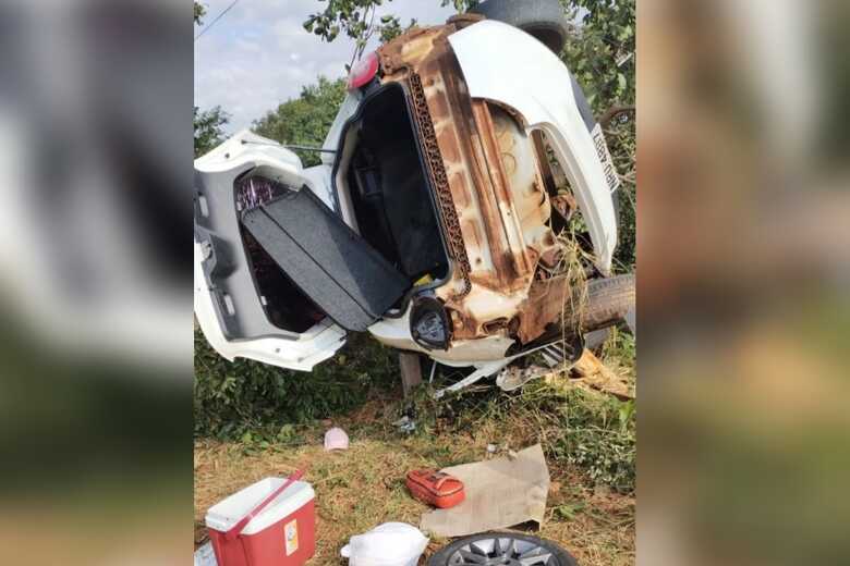 Carro ficou bastante danificado no acidente