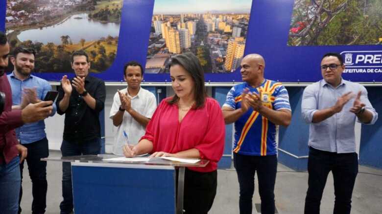 Prefeita Adriane Lopes assina a Lei n&ordm; 7.075