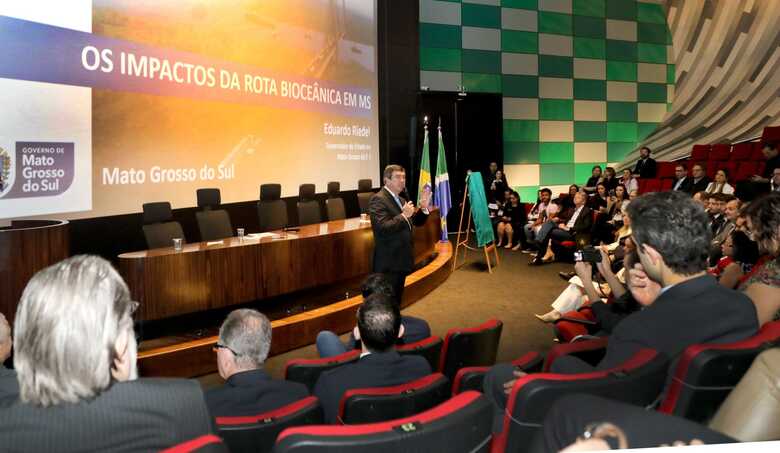 Governador Eduardo Riedel durante palestra no Bioparque