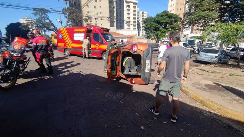 Carro ficou bastante danificado com o acidente