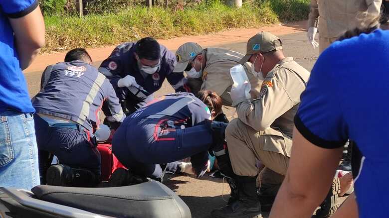 Bombeiros e médicos do Samu tentando estabilizar quadro de saúde da vítima
