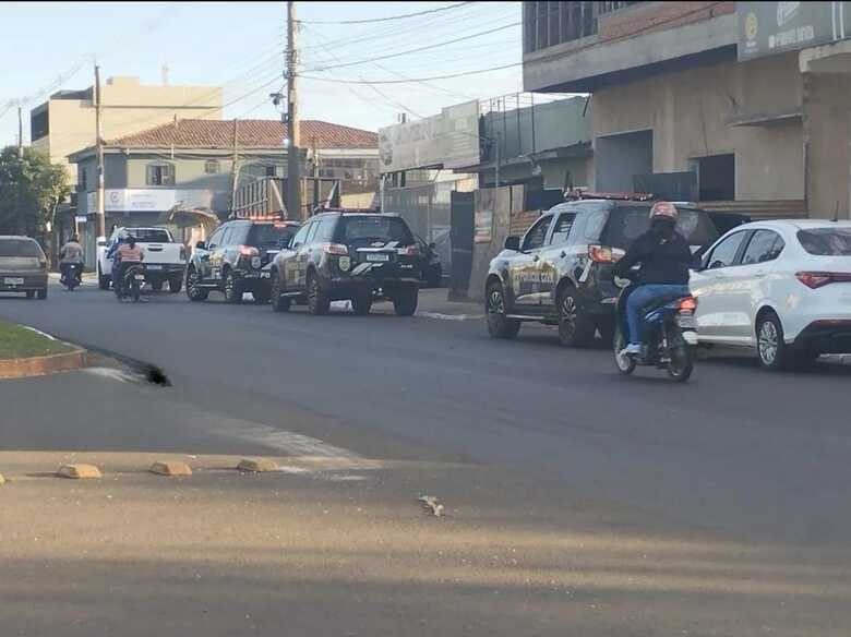 Equipes da Polícia Civil na sede do Detran em Ponta Porã