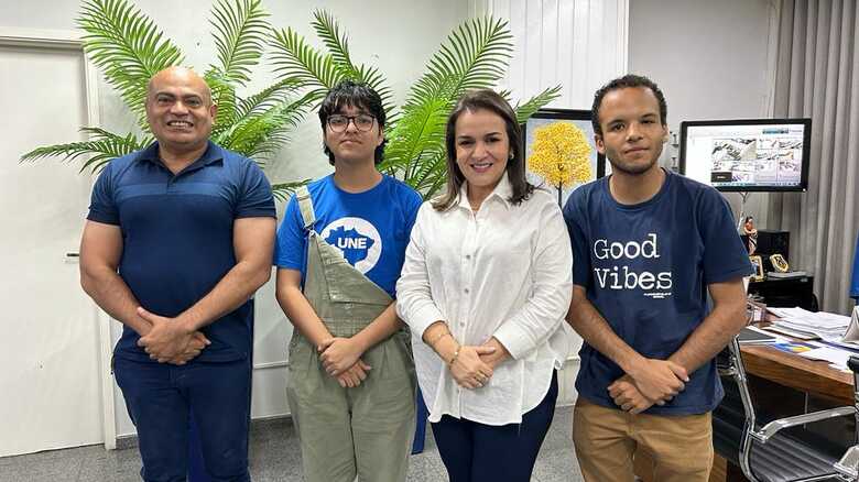 Adriane Lopes junto do vereador e estudantes