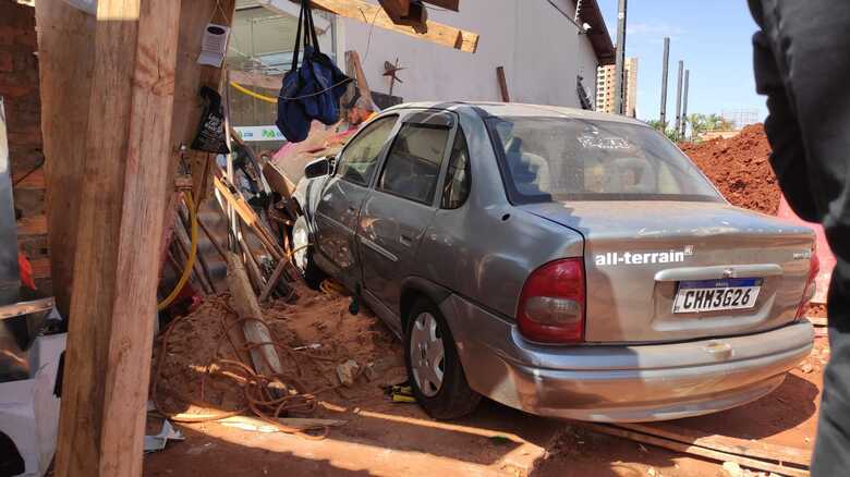 Ve&iacute;culo quebrou o tapume da obra