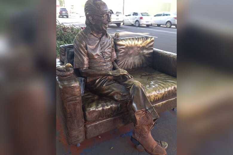 Bota improvisada na est&aacute;tua de Manoel de Barros