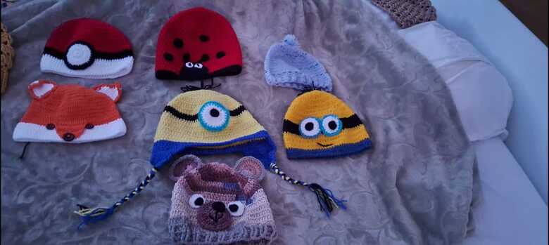 Lia Fernandes confecciona as toucas em casa