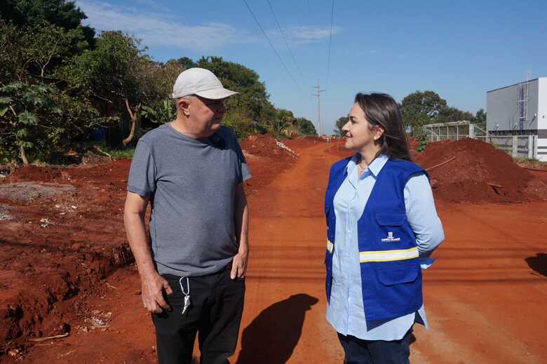 Adriane visita obras