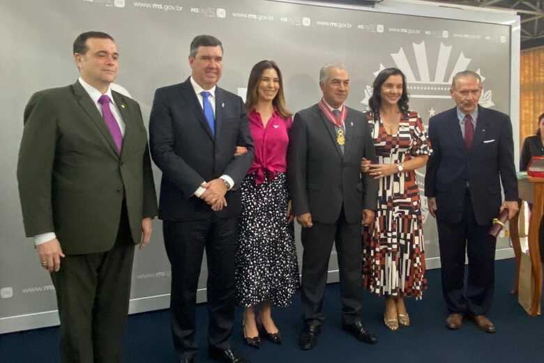 Reinaldo Azambuja ao lado da esposa, o governador de MS, e autoridades do Paraguai