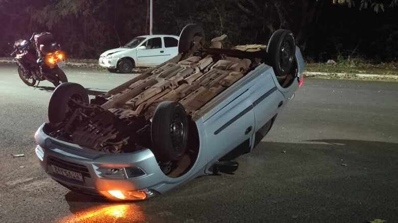 Com o impacto da batida, o veículo capotou na pista