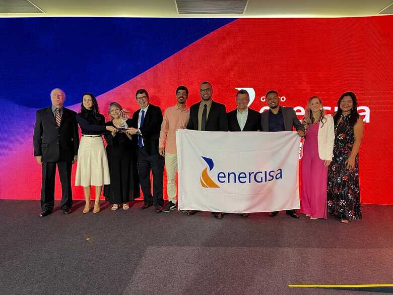 Marcelo Vinhaes da Energisa e Rosimeire Costa do Concen seguram o pr&ecirc;mio ao lado de colaboradores da Energisa MS