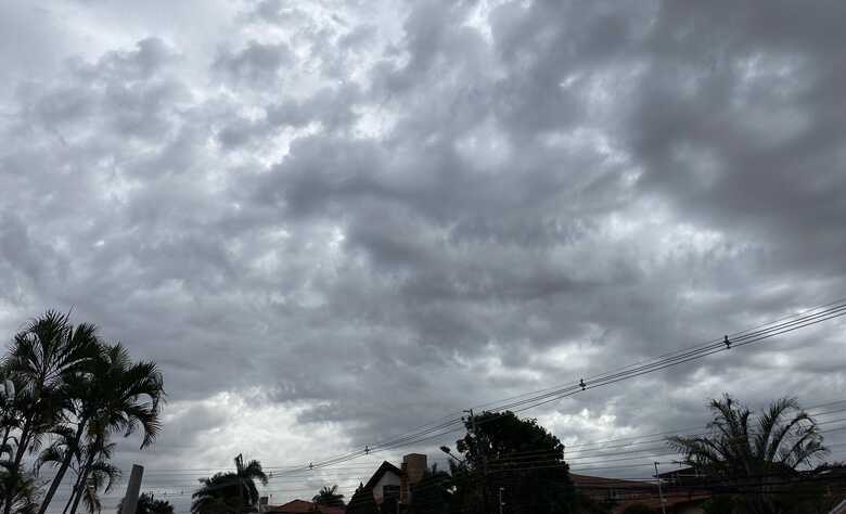 Céu carregado de nuvens no início da tarde desta sexta-feira (28)
