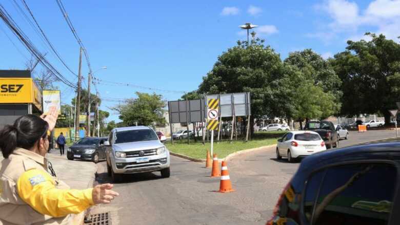 No local estão sendo realizadas obras de meio fio e sarjetas