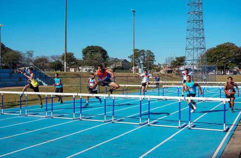 Atletas em prova de corrida com barreiras no Parque Ayrton Senna, na Capital