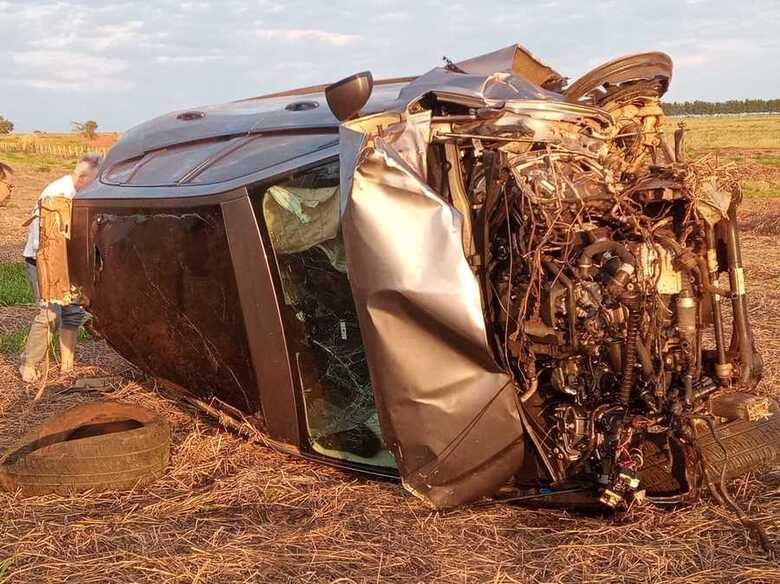 Carro ficou destru&iacute;do com capotamento