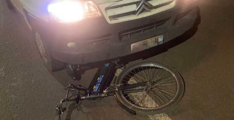 Bicicleta ficou embaixo do veículo