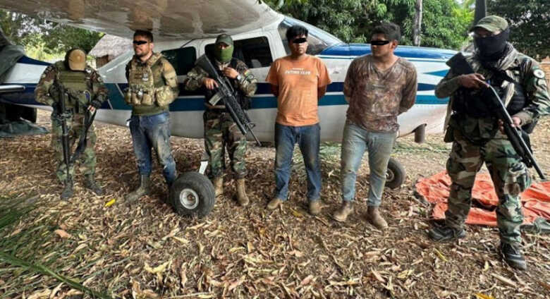 Segundo à esquerda, é o brasileiro. Ele está usando colete e granadas