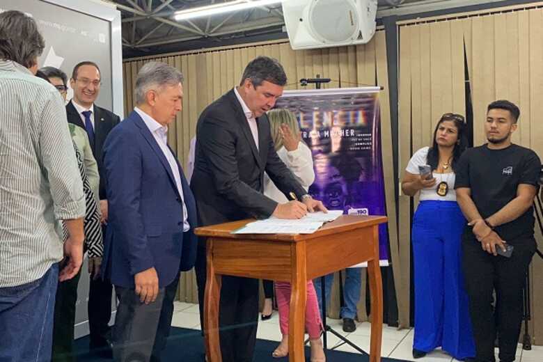 Governador assinou convênios que garantem a segurança de mulheres e meninas além de investir no combate à violência doméstica e familiar