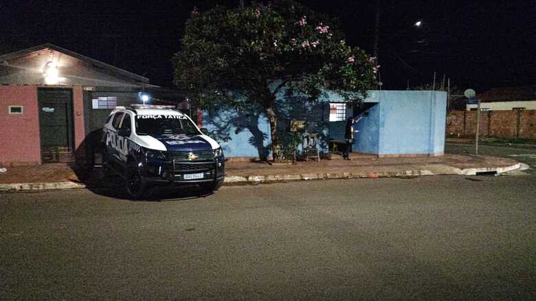 Pol&iacute;cia est&aacute; na casa onde aconteceu o homic&iacute;dio