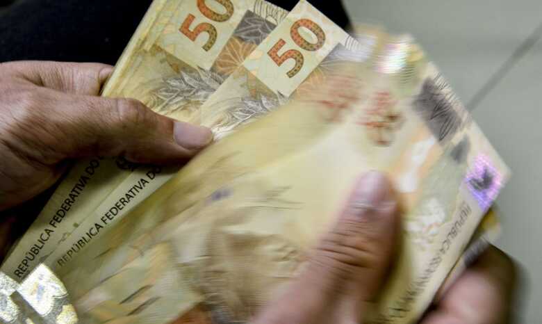 O percentual de inadimplentes também diminuiu entre os consumidores