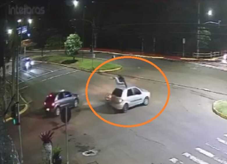 Câmera flagra o momento em que ocorre o acidente