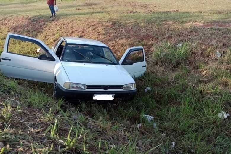 Carro foi parar na ribanceira