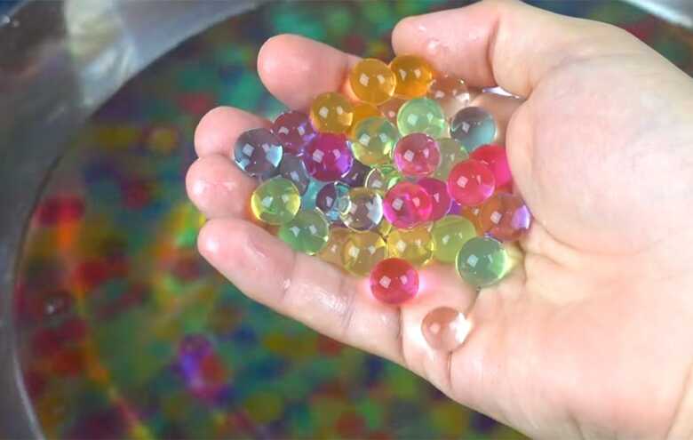 Bolinhas "de gel" crescem ap&oacute;s contato com &aacute;gua