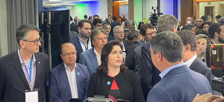 Eduardo Riedel com a ministra Simone Tebet e o vice-governador, Barbosinha