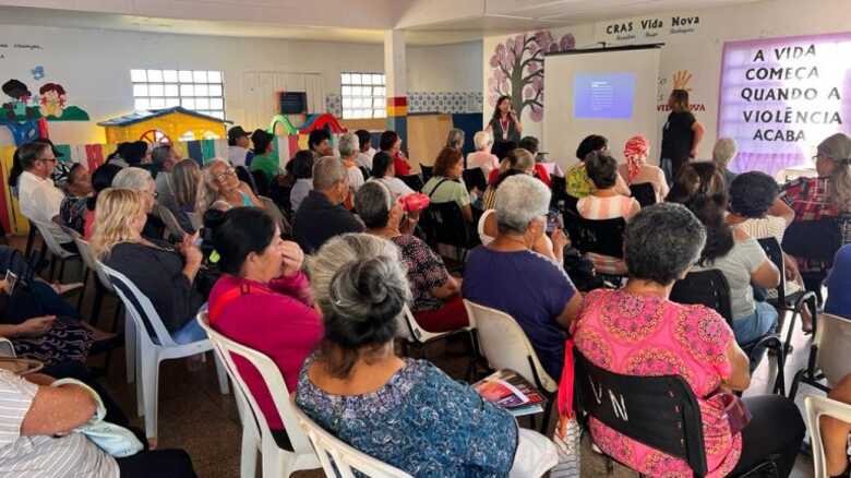 A equipe da unidade esclarece dúvidas sobre a Lei Maria da Penha