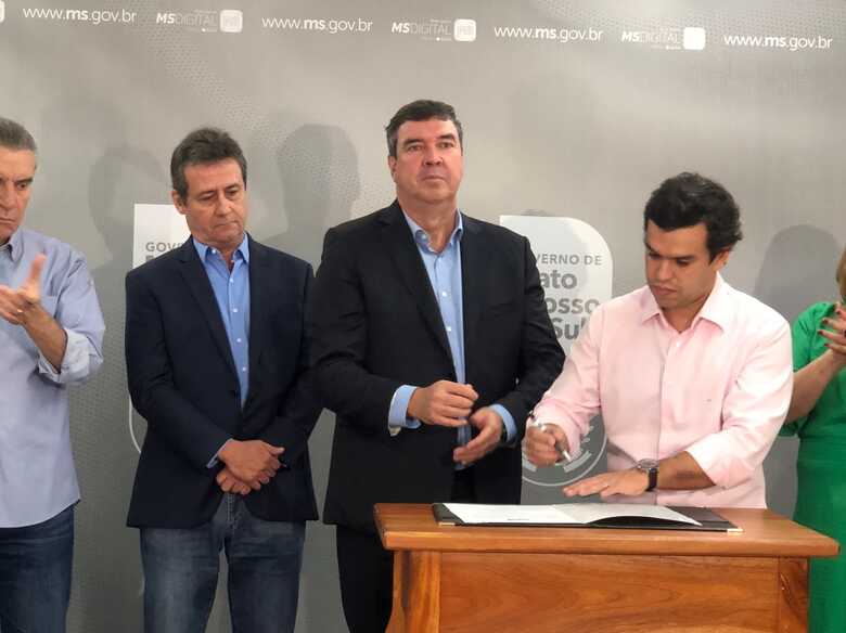 Deputado Federal, Beto Pereira assina convênios ao lado de Eduardo Riedel e do secretário Maurício Simões