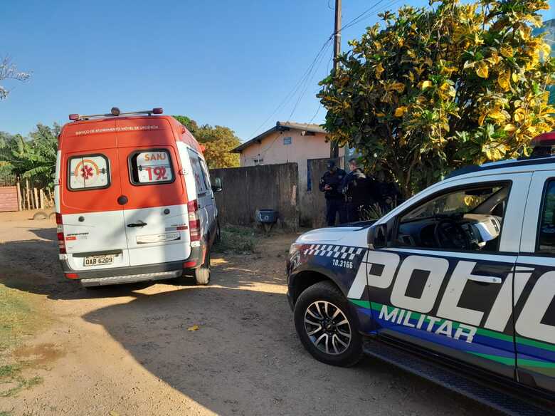 Samu e Polícia Militar no local do crime