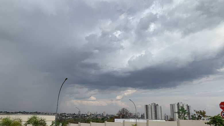 Tempo fecha e céu fica encoberto no Jardim Seminário