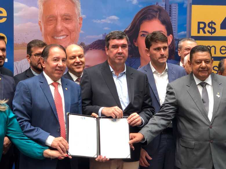 Presidente da Assembleia Legislativa, deputado Gerson Claro, governador Eduardo Riedel e o tesoureiro geral da Assomassul e prefeito de Itaquirai, Thalles Tomazelli