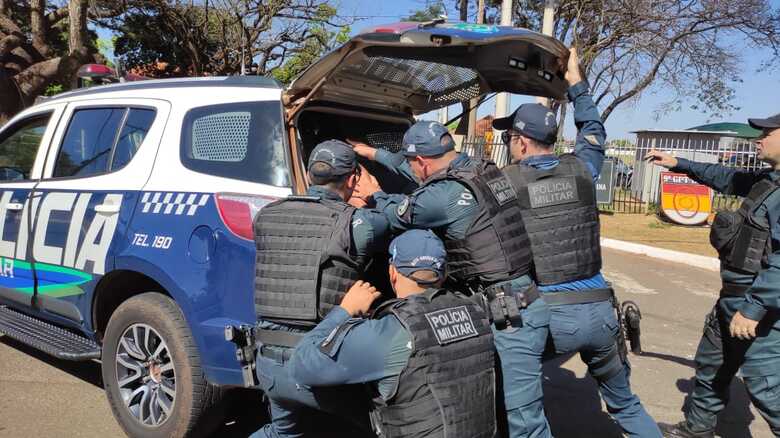 Caminhoneiro precisou ser contido por vários policiais