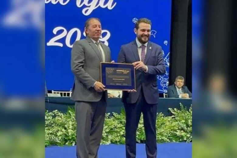Gerson Claro recebe homenagem de Claudinho Serra