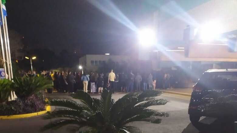 Familiares e amigos estiveram reunidos na frente do hospital