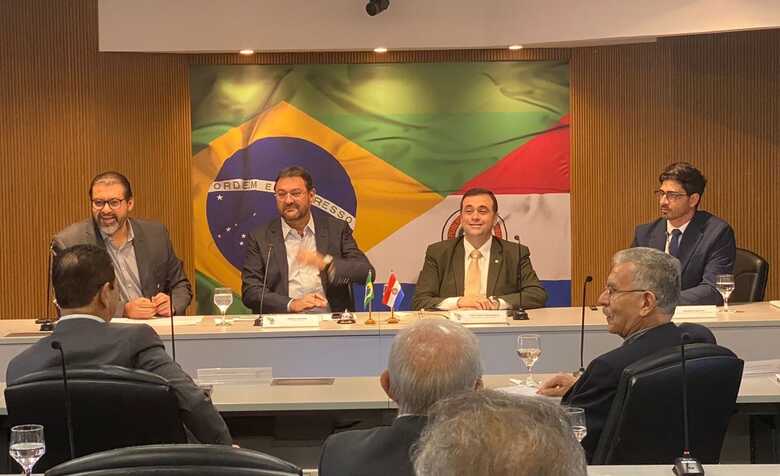 Vice-presidente da Fiems, Crosara Júnior; presidente da Fiems, Sérgio Longen; embaixador do Paraguai no Brasil, Juan Ángel Deladillo; e o vice-ministro de Indústria e Comércio do Paraguai, Rodrigo Maluf