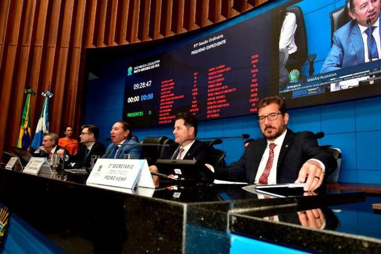 Sessões são transmitidas ao vivo pelos canais oficiais da Casa de Leis