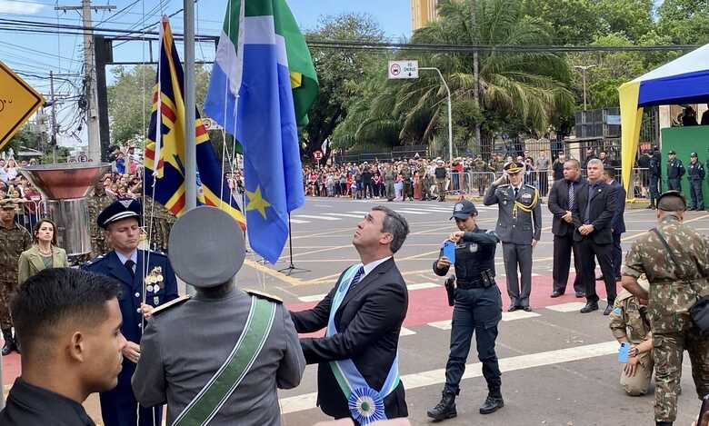 Governador Eduardo Riedel faz o hasteamento da bandeira de MS para abertura do Desfile C&iacute;vico-Militar