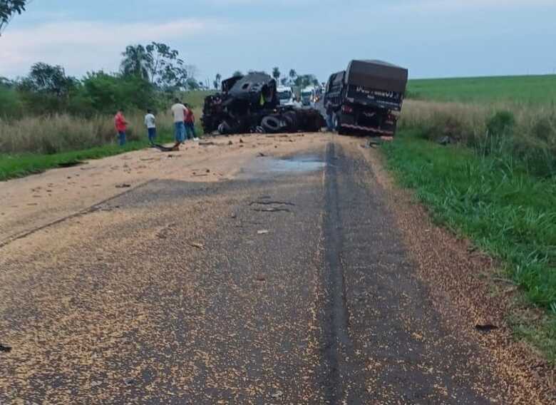 Uma das carretas ficou nas duas pistas