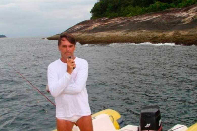Apesar de Bolsonaro afirmar que não estava pescando na data, auto de infração conta com foto do ex-presidente