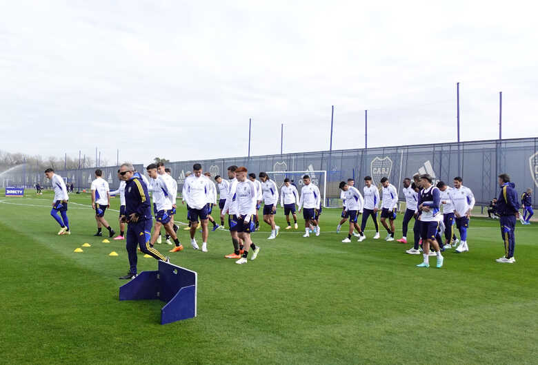 Time do Boca Jrs em treinamento 